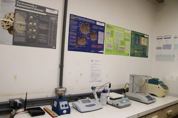 Sala com equipamentos de bioquímica e biologia molecular para PCR e Western Blot